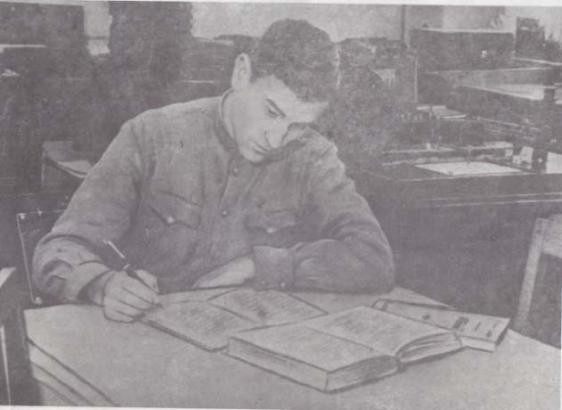 Studentul Sergiu Rădăuțanu concentrat asupra conspectelor